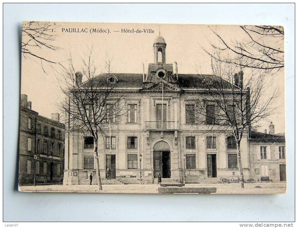 Carte Postale Ancienne : PAUILLAC : Hotel De Ville , Animé - Pauillac