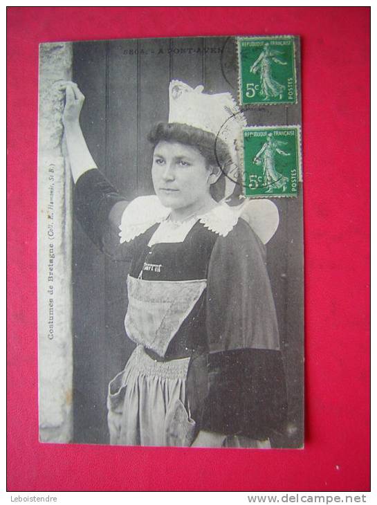 CPA THEME FOLKLORE COSTUMES DE BRETAGNE A PONT AVEN    FEMME  EN COSTUME TRADITIONNEL VOYAGEE  TIMBRE 19?? TIMBRE - Costumi