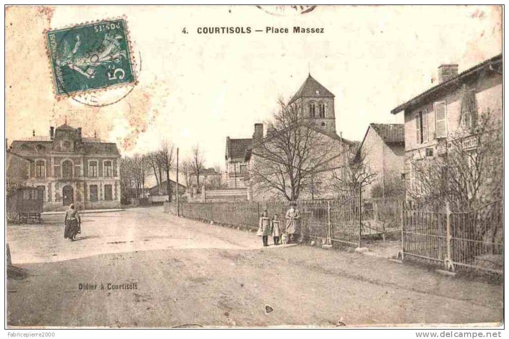 CPA Courtisols - Place Massez, 1911. Animée : Enfants, Brouette, Roulotte - Courtisols