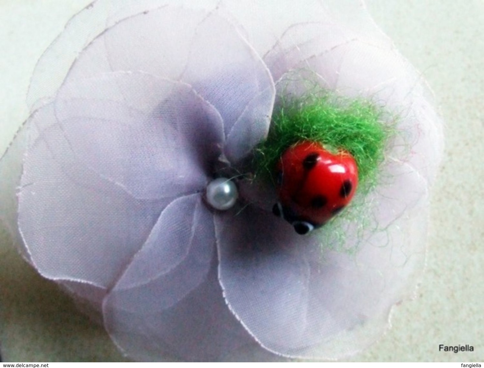 Barrette Ou Broche Fleur Organza Mauve Coccinelle Rouge En Verre Lampwork  La Fleur Réalisée De Façon Artisanale Mesure - Autres & Non Classés