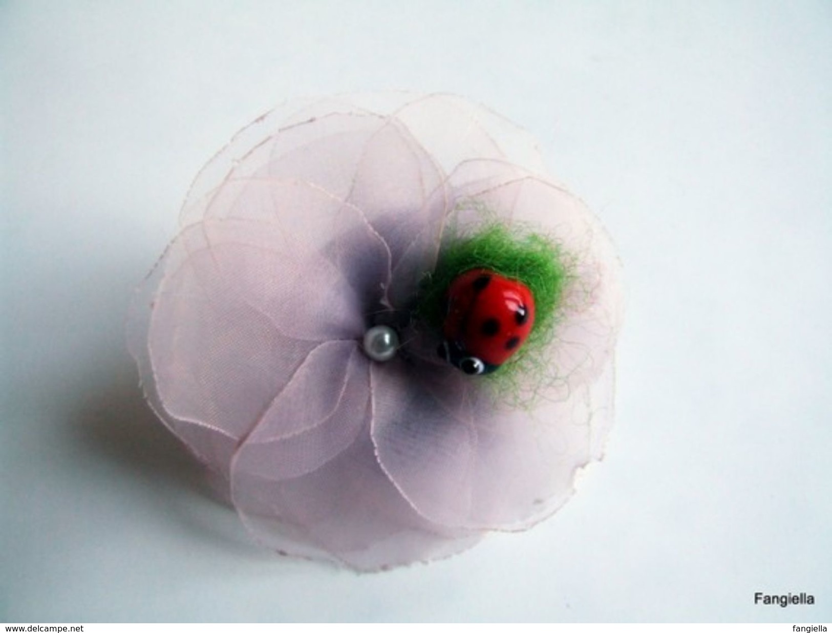 Barrette Ou Broche Fleur Organza Mauve Coccinelle Rouge En Verre Lampwork  La Fleur Réalisée De Façon Artisanale Mesure - Autres & Non Classés