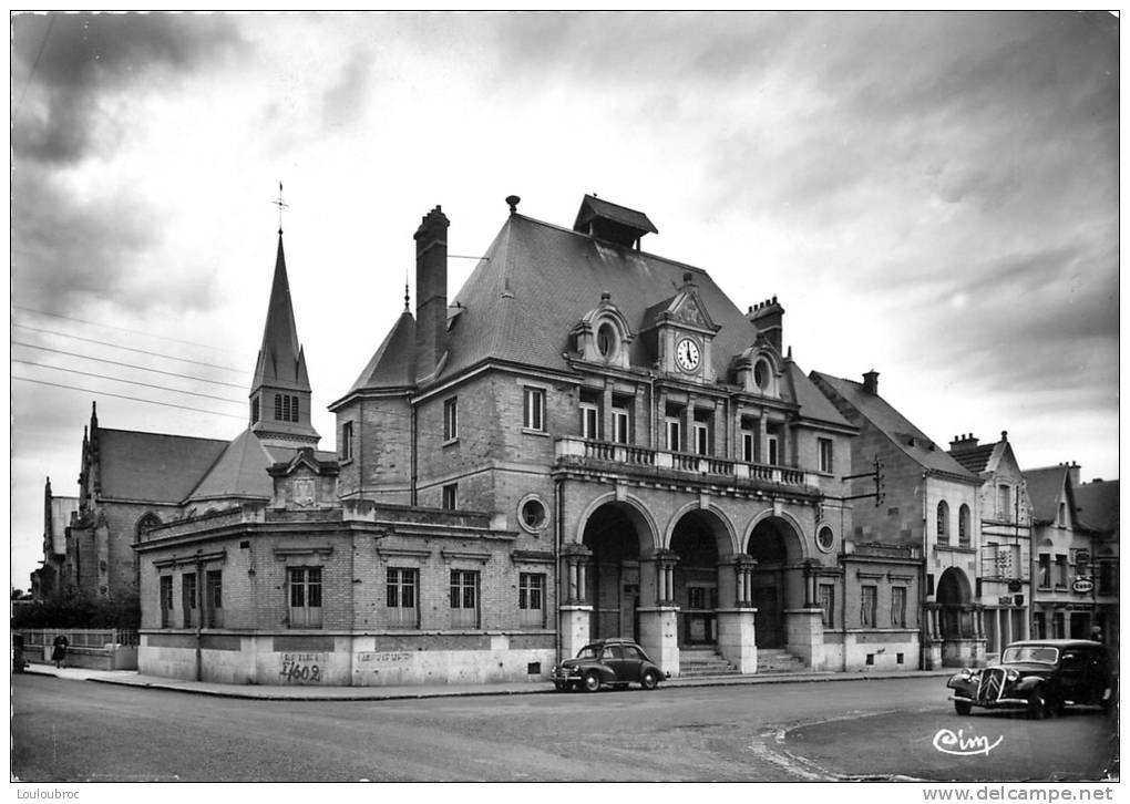 08  ATTIGNY L'HOTEL DE VILLE ET EGLISE AVEC RENAULT 4 CV   CPM - Attigny