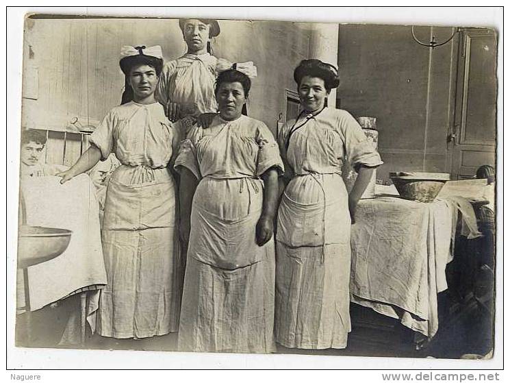 LA PITIE  MARS 1903   GROUPE D INFIRMIERES    2 PHOTOS LEGEREMENT CARTONNEES - Red Cross
