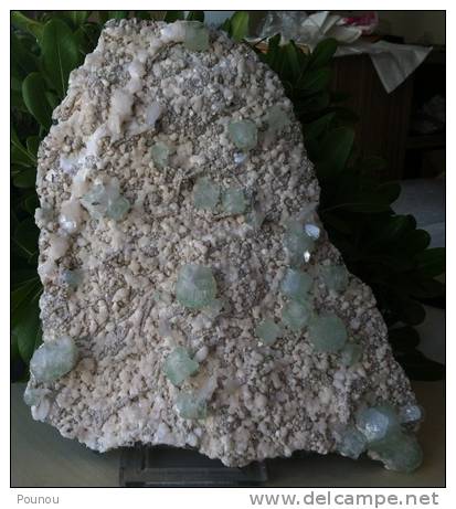 - HUGE - CUBIC GREEN BLUE APOPHYLLITE ON WHITE HEULANDITE SPECIMEN - 2.464 GRAMS - Minéraux