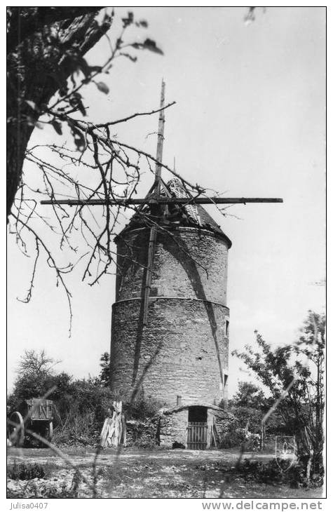 SAINT PIERRE LE MOUTIER (58) Moulin à Vent Gros Plan - Saint Pierre Le Moutier