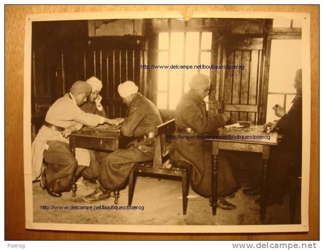 PHOTO DE MARS 1940 - SOLDATS NORD AFRICAINS JOUANT AUX DAMES ET AUX DOMINOS - FORMAT 24 X 18 - TIRAGE D'EPOQUE - Guerra, Militari