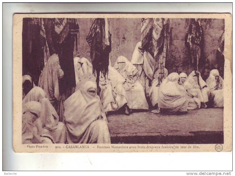 CASABLANCA .- Femmes Marocaines Avec Leurs Drapeaux Fouloirs Un Jour De Fête - Casablanca