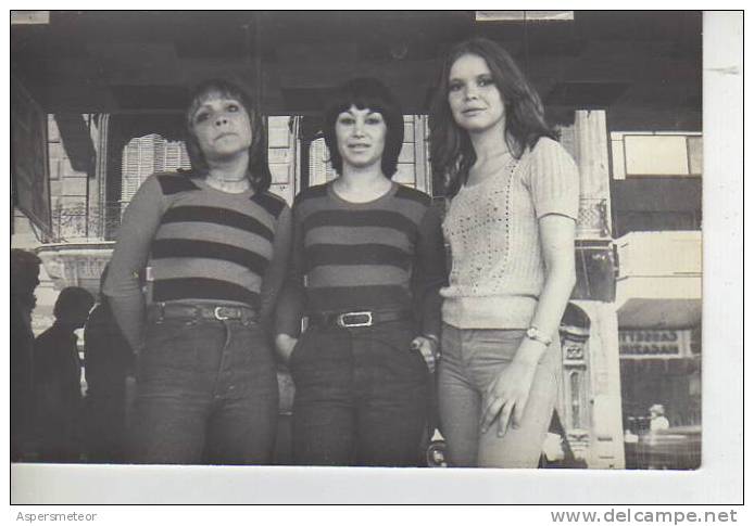 TRES MUJERES CON ROPA TIPICA DE LA EPOCA DEL1970  ARGENTINA - Personnes Anonymes