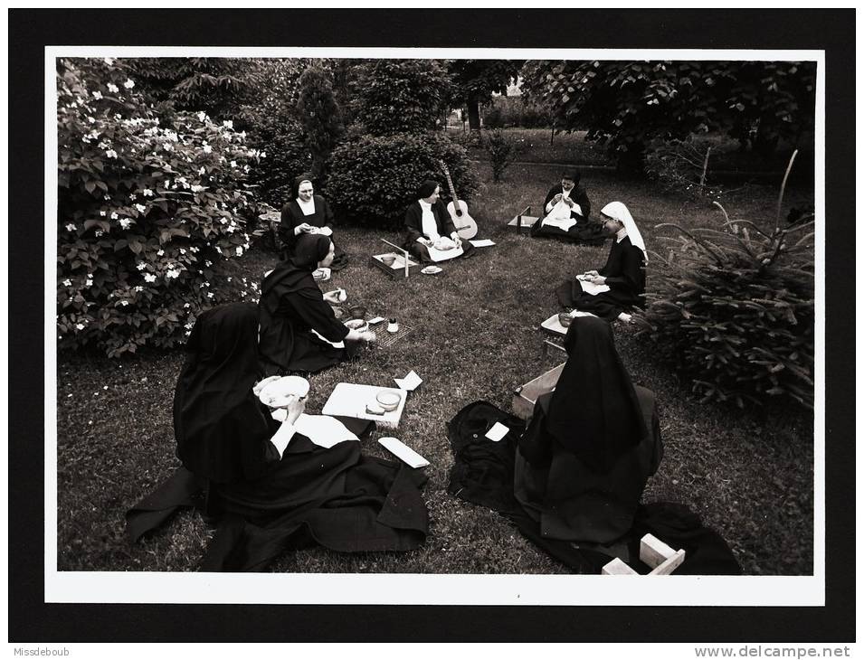 Photo N&B Brillante De Jean Pierre Gilson - Religieuses En Récréation Pique-niquant Sur L´herbe - Format 11,5x17 - Non Classés