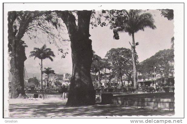 POINTE A PITRE 7 GUADELOUPE PLACE DE LA VICTOIRE SABLIERS CENTENAIRES ET PALMIERS ROYAUX - Pointe A Pitre