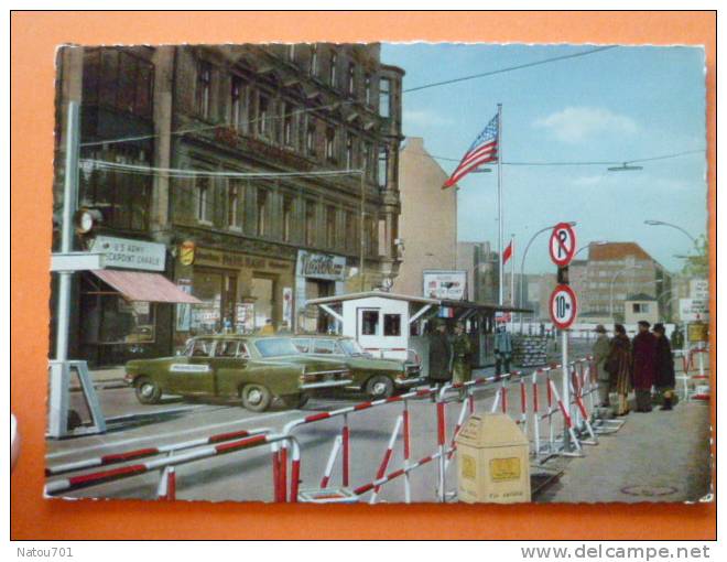 E1-allemagne-berlin--checkpoint Charlie--animee-douane-voitures-automobiles - Mur De Berlin