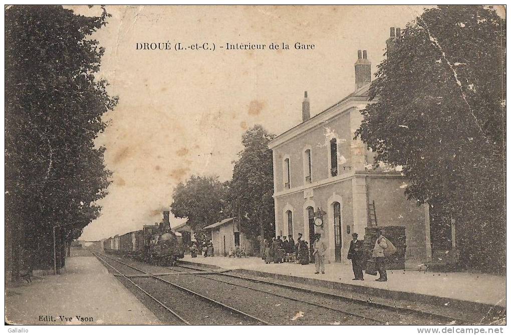 DROUE INTERIEUR DE LA GARE CPA TRES ANIMEE TRAIN ENTRANT EN GARE - Droue