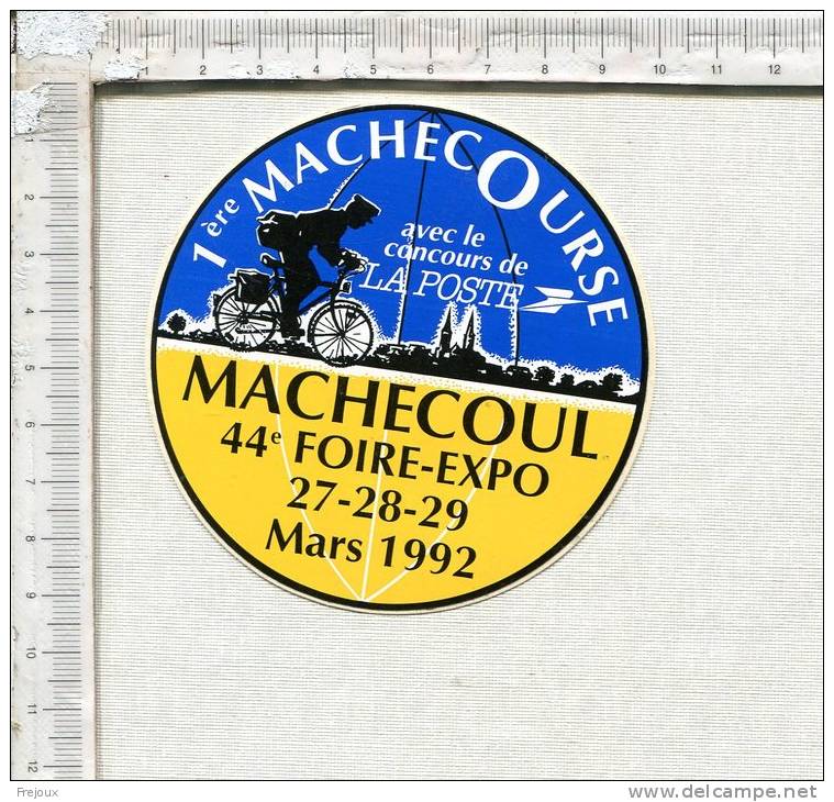 AUTOCOLLANT  -   MACHECOUL -  1ère MACHECOURSE    - 44è Foire Expo -  Mars  1992 - Autocollants