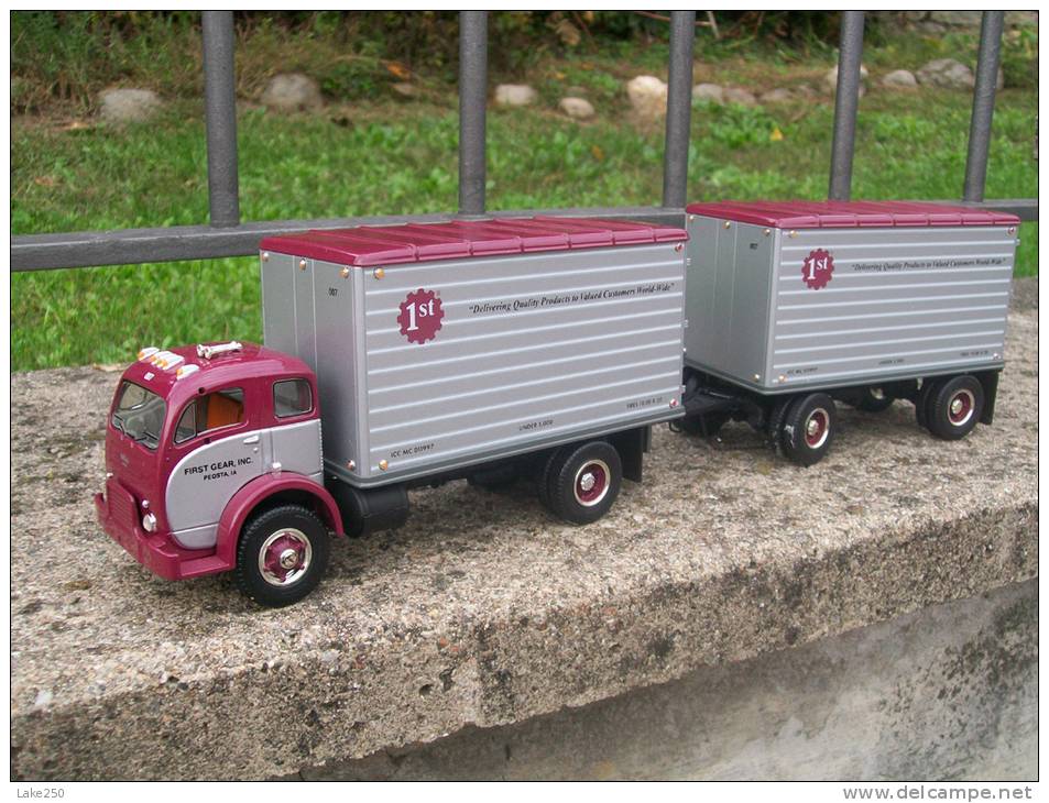 FIRST GEAR -VOLVO WHITE 3000 FREIGHT TRUCK   Scala 1/34 - Camiones, Buses Y Construcción