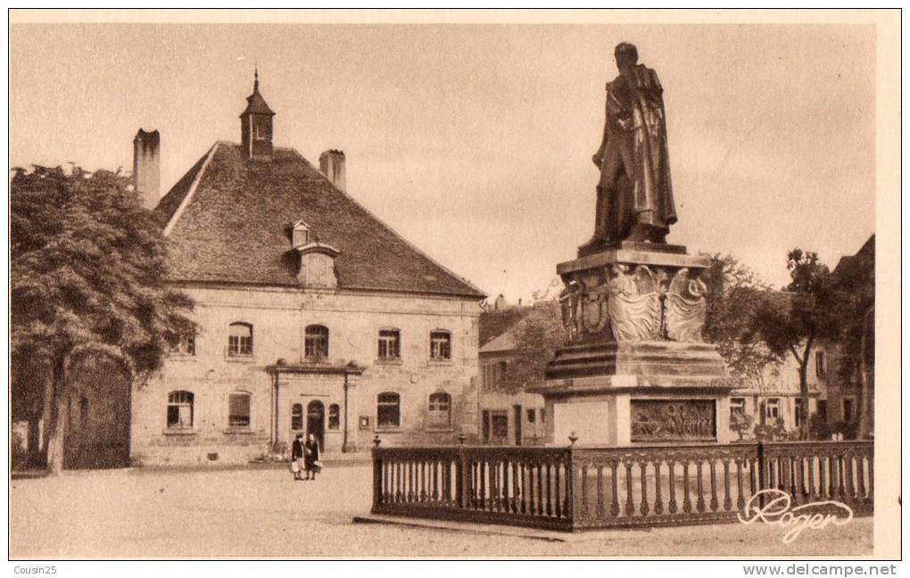 57 PFALSBOURG  - L'hôtel De Ville Et Le Monument Du Général Mouton - Phalsbourg