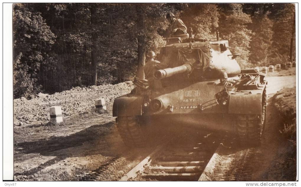 Carte Postale Photo Militaire Français ?? - TANK - CHAR - BLINDE - VEHICULE MILITAIRE - - Matériel