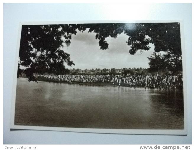 Somalia Italiana Fotografica Afgoi Fantasia Delle Bastonate  Foto Parodi Folla Presso Corso D'acqua - Somalia