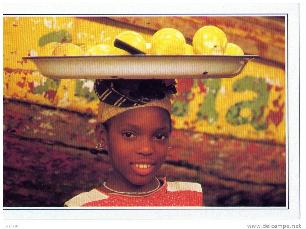 CPM     SIERRA LEONE       GODERICH          JEUNE FILLE PORTANT DES FRUITS - Sierra Leone