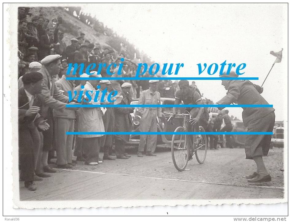 Photo Voiture Automobile Mathis Et Route Du Tour De France  Taco Véhicule COURREUR Cycliste  Cycliste Bicyclette - Cyclisme