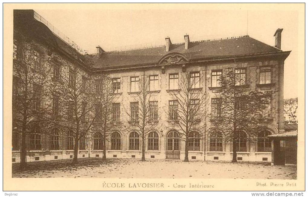 ECOLE LAVOISIER      COUR INTERIEURE - School