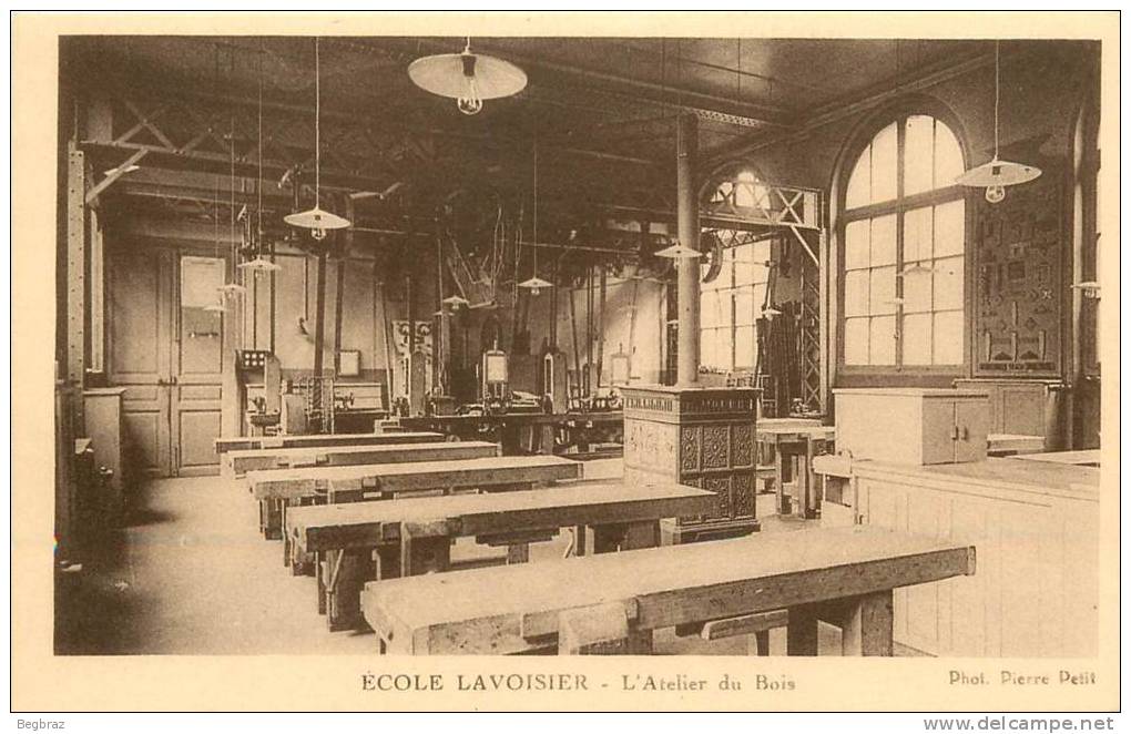 ECOLE LAVOISIER      L ATELIER DU BOIS - School