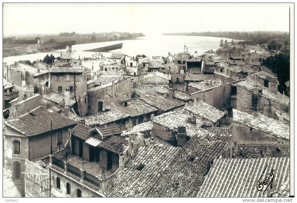 13 ARLES PHOTOGRAPHIE PHOTO GEORGE GUERRE BOMBARDEMENT RUINES BOUCHES DU RHONE - Places