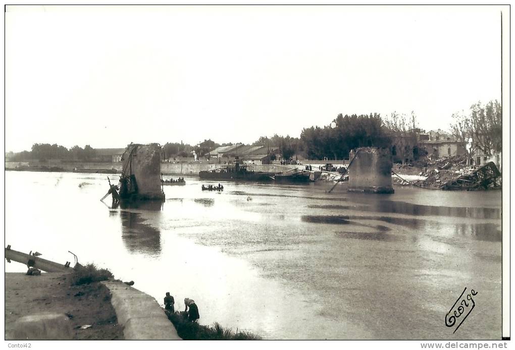 13 ARLES PHOTOGRAPHIE PHOTO GEORGE GUERRE BOMBARDEMENT RUINES BOUCHES DU RHONE - Places