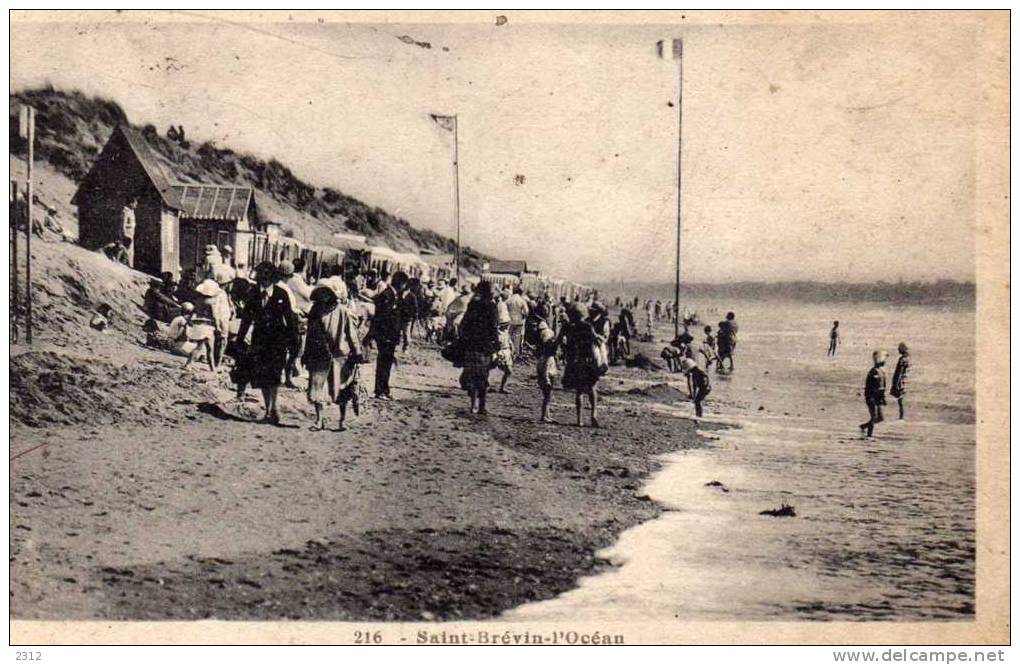 SAINT BREVIN L´OCEAN  (44) LA PLAGE - CPA NB - VOYAGEE EN 1934 -  TRES ANIMEE PERSONNAGES SUR LA PLAGE - Saint-Brevin-l'Océan