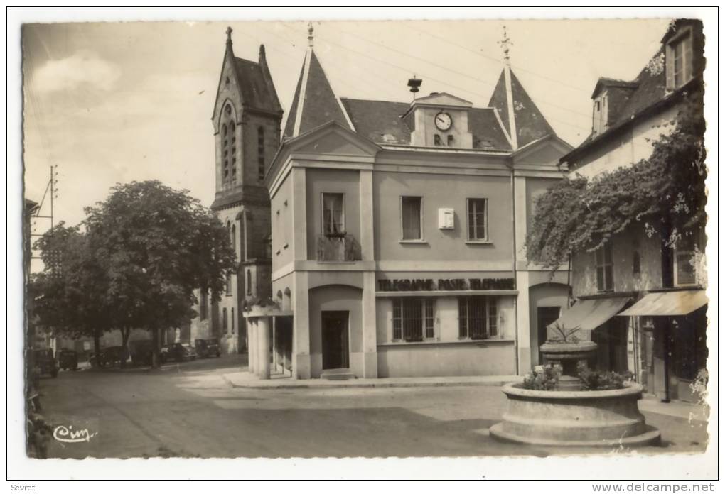 JUILLAC - La Poste - Place Du Jet D'eau.  CPSM 9x14. - Juillac