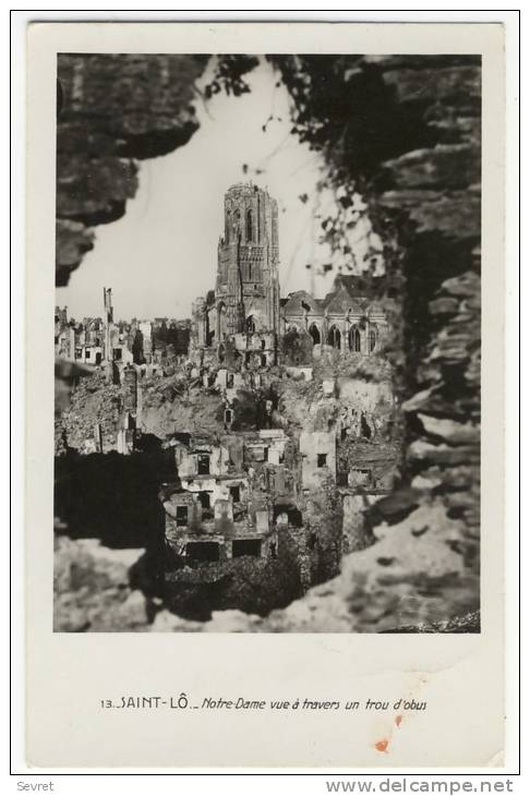 SAINT-LO. - Carte-photo Du Bombardement De 1945.  Notre-Dame Vue à Travers Un Trou D'obus - Saint Lo
