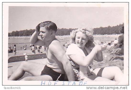 21006- 2 Photo Originale  8x5cm Belgique Hofstade -amoureux Campeur Randonnée Vers 1950 - Plage Bain - Lieux