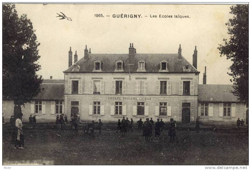 CPA (58) GUERIGNY Les Ecoles Laiques - Guerigny