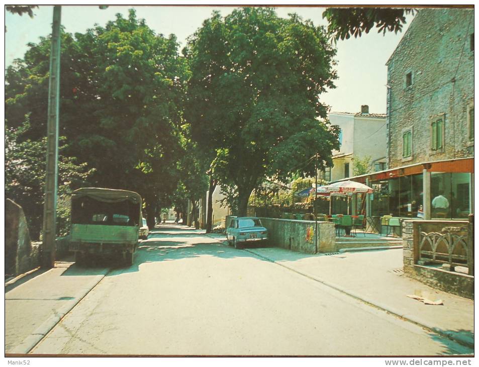 84 - SAINT-CHRISTOL D'ALBION - Le Bar Et Le Cours ( Voitures Anciennes : Renault R8 , Camionnette...) - Saint Christol