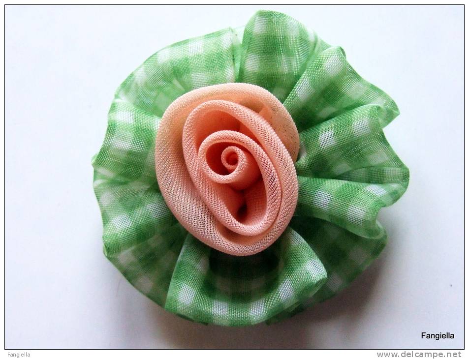 Broche Artisanale Fleur Tissu à Carreaux Vert Et Coeur Rose Saumon  Diamètre De La Fleur: Environ 6,5cm. - Brochen