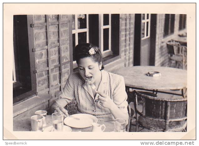 21026- 4 Photos Originales  6x9cm Femme Sans Doute Belge Belgique Vers 1950 - Café Repas - Personnes Anonymes