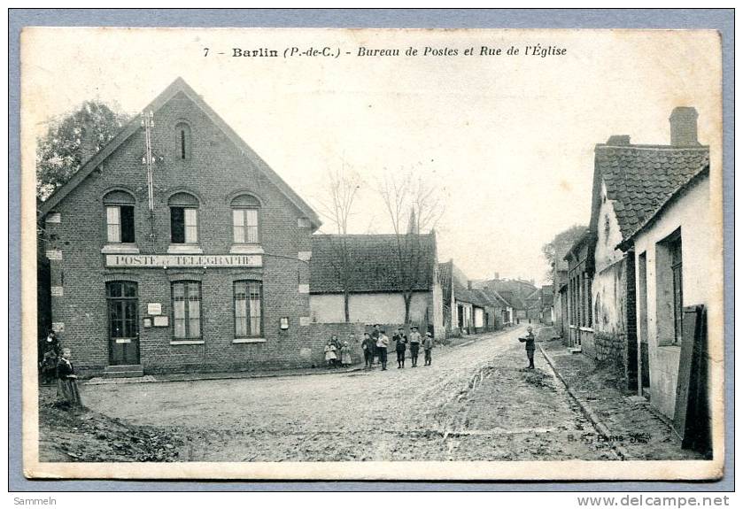 1111 - CPA - BARLIN (62) - Bureau De Postes Et Rue De L'Eglise - Barlin