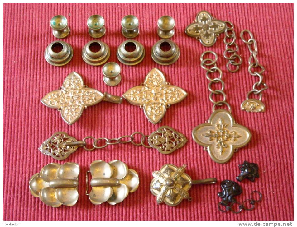 Important Lot De Boucles De Cape XIXe, Laiton Doré , Style Medieval - Botones De Cuello & De Puño