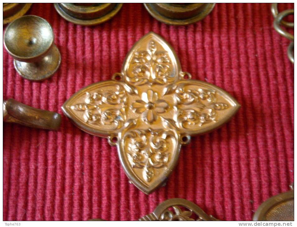 Important Lot De Boucles De Cape XIXe, Laiton Doré , Style Medieval - Cuff Links & Studs