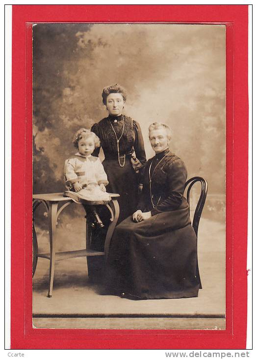 PHOTOGRAPHIES / CARTE PHOTO / La Grand Mère, La Fille Et La Petite Fille - Photographie