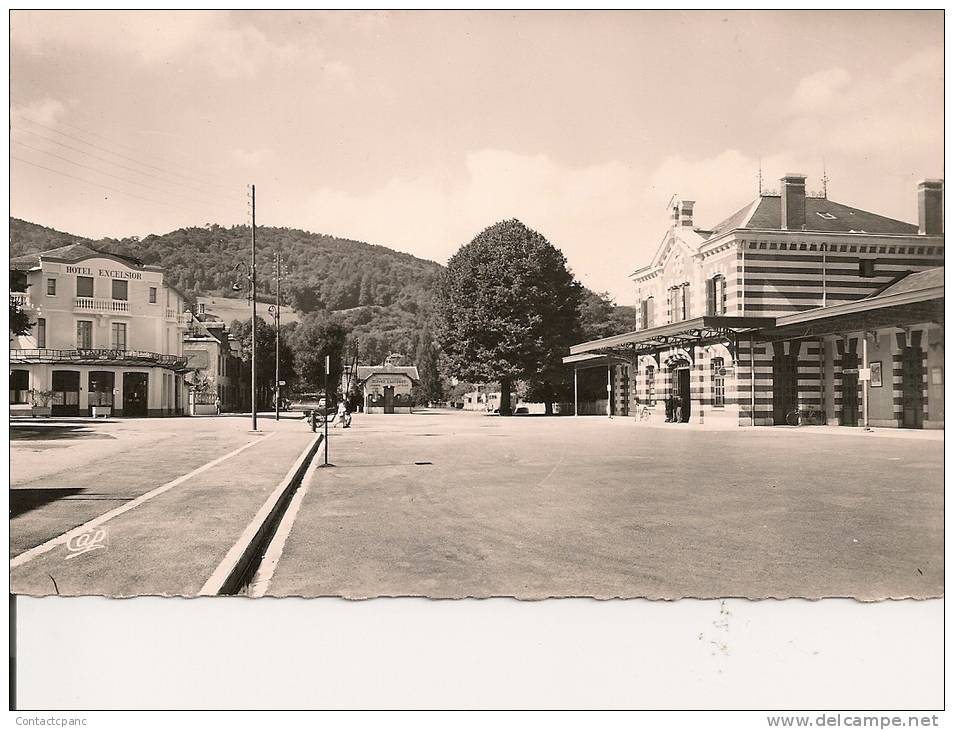 BAGNERES De BIGORRE  ( 65 )  -  Place De La Gare   ( C.P.S.M.  , Pt  -  Ft  ) - Bagneres De Bigorre