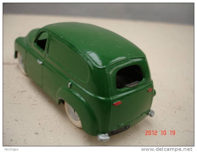 N°10   VOITURE 1/43   RENAULT COLORALE 800Kg VERTE  CIJ - Jouets Anciens