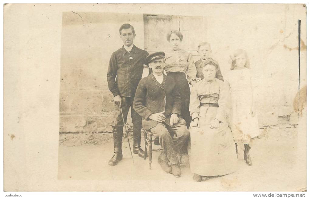 CARTE PHOTO NON IDENTIFIEE PHOTO DE FAMILLE A GAUCHE ECUYER - To Identify