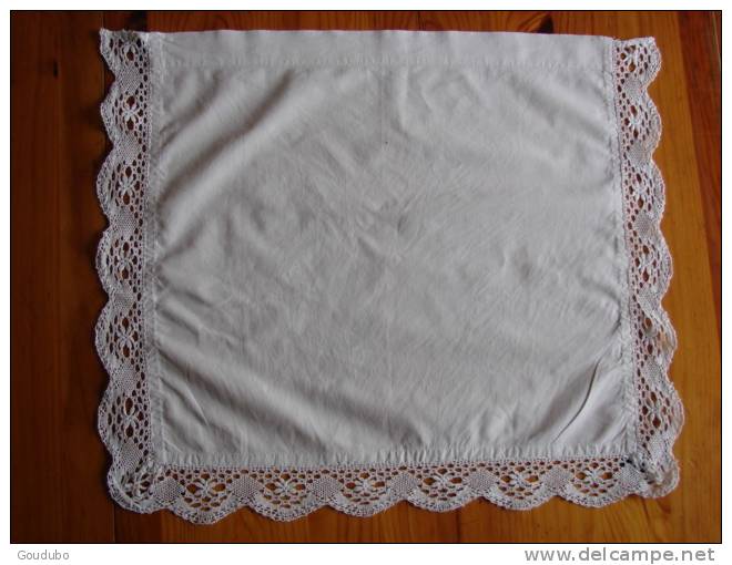 Napperon Ou Pièce De Taie Ancienne Coton Blanc Dentelle Aux Fuseaux. Voir Photos. - Napperons