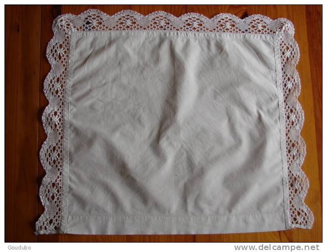 Napperon Ou Pièce De Taie Ancienne Coton Blanc Dentelle Aux Fuseaux. Voir Photos. - Napperons