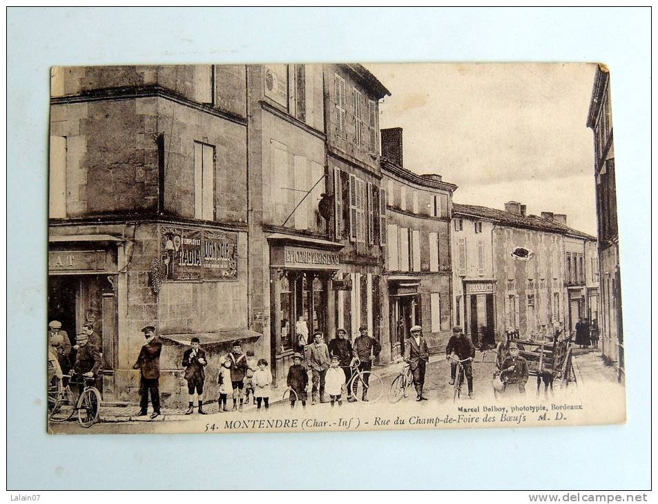 Carte Postale Ancienne : MONTENDRE : Rue Du Champ De Foire Des Boeufs, Epicerie , Pharmacie , Animé - Montendre