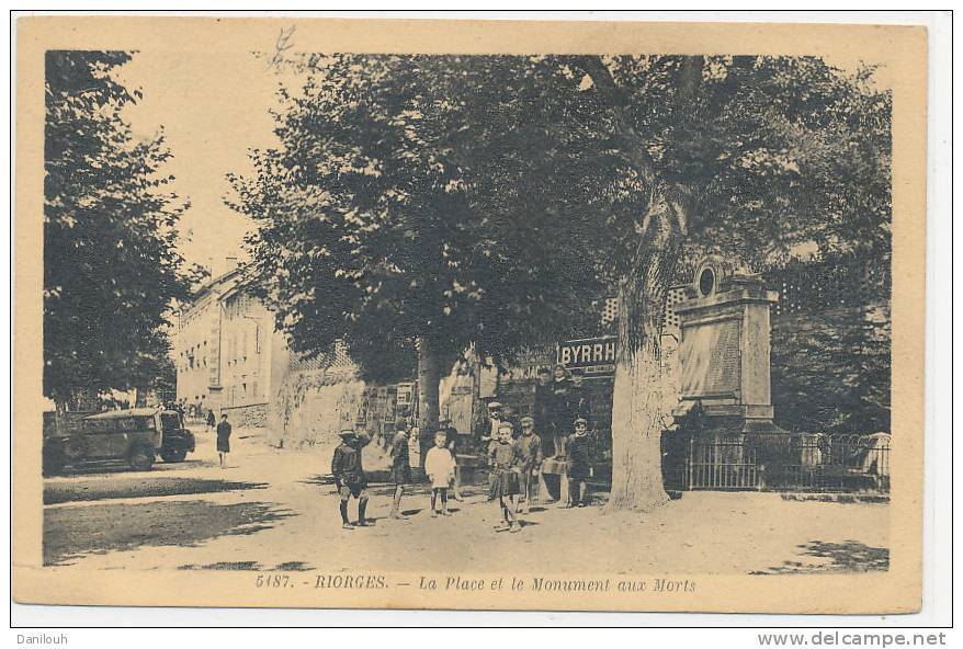 42 // RIORGES  La Place Et Le Monument Aux Morts   5187   ANIMEE  ** - Riorges