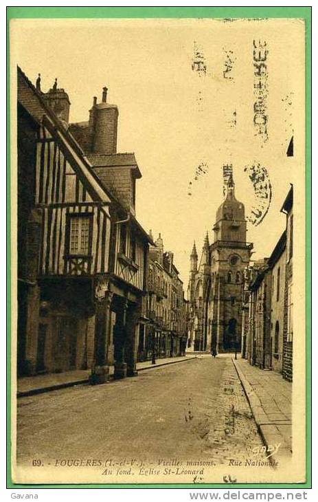 35 FOUGERES - Vieilles Maisons, Rue Nationale. Au Fond, église St-Léonard - Fougeres