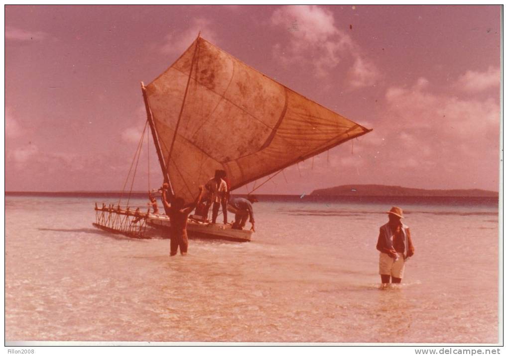 WALLIS  Et   FUTUNA - (photographie Unique)  Une Pirogue Magnifique (1975) - Wallis Et Futuna