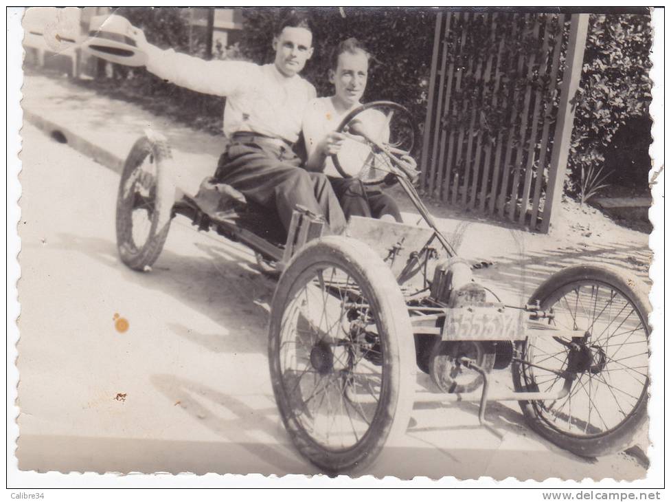 PHOTO Deux Hommes Sur Chassis Voiture - Autres & Non Classés