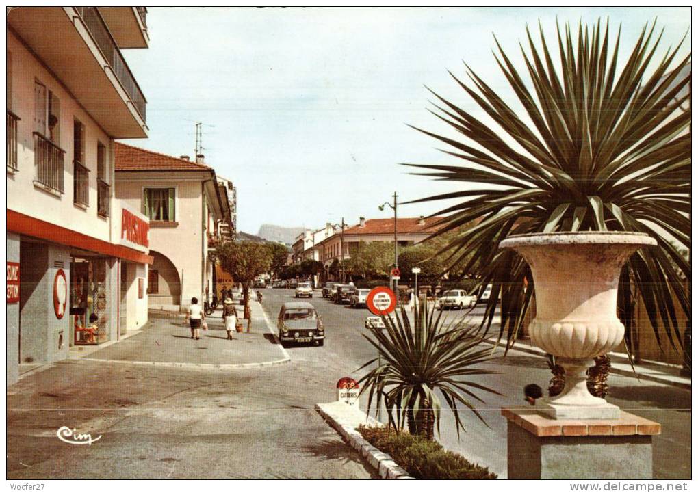 CPSM    SAINT LAURENT DU VAR    Un Quartier De La Ville Avec L'avenue Général Leclerc  Et Le Prisunic Sur Gauche - Saint-Laurent-du-Var